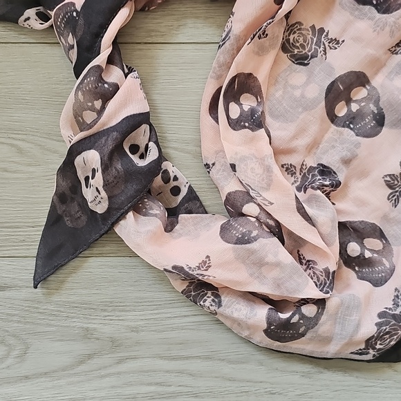 Miss Selfridge Skulls & Roses Grey & Pink Sheer Scarf 40x40" - Picture 3 of 7